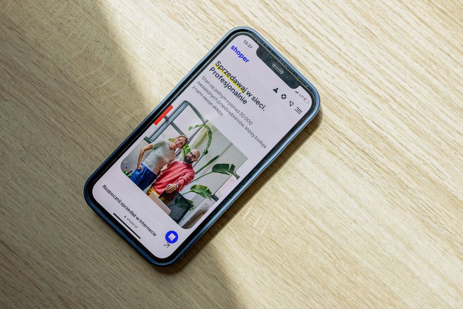 referral marketing news - Smartphone displaying an ecommerce website. Optimize online sales and presence.